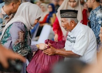 Cangkul Kasih di Liang Lahat, Lisa Bagikan Insentif Untuk Penggali Kubur