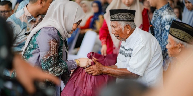 Cangkul Kasih di Liang Lahat, Lisa Bagikan Insentif Untuk Penggali Kubur