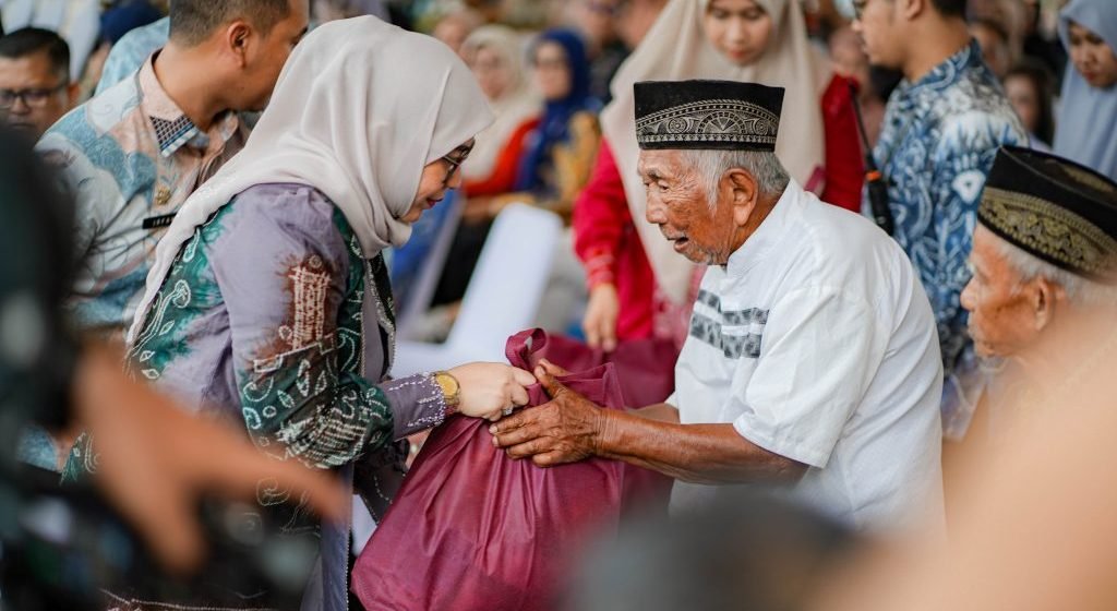 Cangkul Kasih di Liang Lahat, Lisa Bagikan Insentif Untuk Penggali Kubur