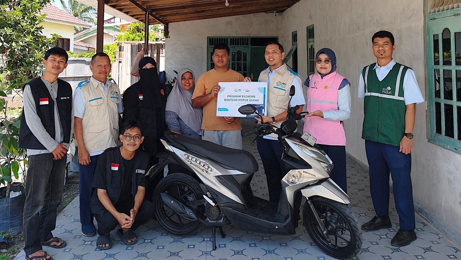 PLN Salurkan Dua Motor Usaha, Dorong Kemandirian melalui Program YBM