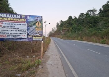 Imbau Pengendara di Jalan Alternatif, Satlantas Polres Tanah Bumbu Pasang Baliho Keselamatan