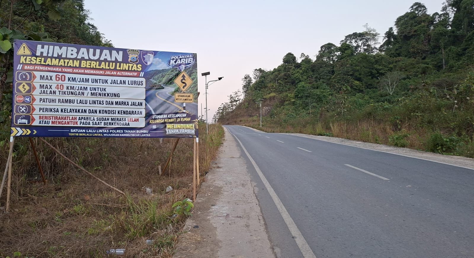 Imbau Pengendara di Jalan Alternatif, Satlantas Polres Tanah Bumbu Pasang Baliho Keselamatan