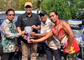 Perjuangkan Aspirasi Warga, DLH dan Nurkhalis Serahkan Motor Roda Tiga untuk Perkuat Kebersihan Lingkungan