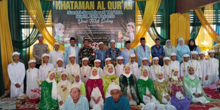 Khataman Al-Qur’an Santri TK/TPA Nurul Fata Teluk Selong, Tanamkan Cinta Al-Qur’an Sejak Dini