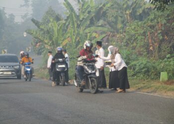 Kabut Asap Selimuti Balangan, Kemenag Turun ke Jalan Bagikan Masker kepada Pengendara