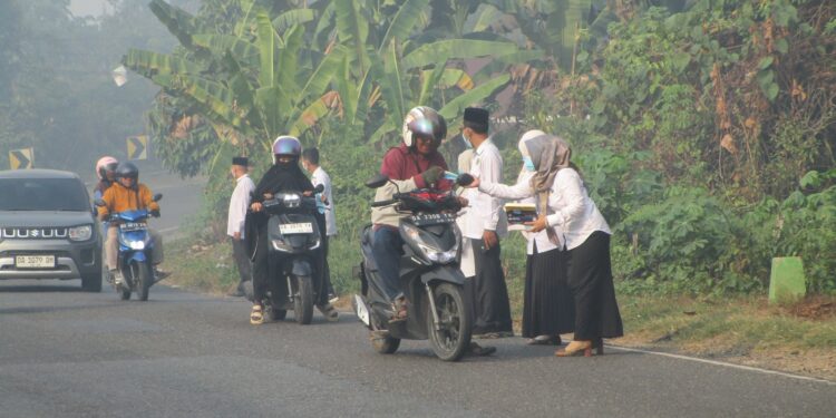 Kabut Asap Selimuti Balangan, Kemenag Turun ke Jalan Bagikan Masker kepada Pengendara
