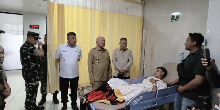 Gubernur Muhidin Jenguk Korban KM Virgo Transport 8, Rumah Sakit Diperintahkan Beri Layanan Cepat