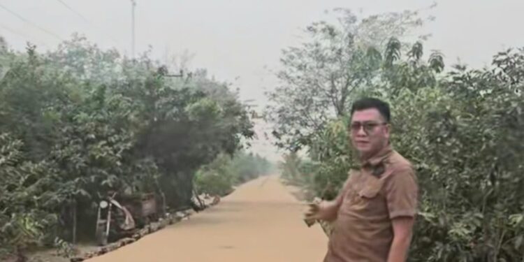 Legislator Kapuas ini Apresiasi Program Jalan Rabat Beton di Desa Talekong Punei