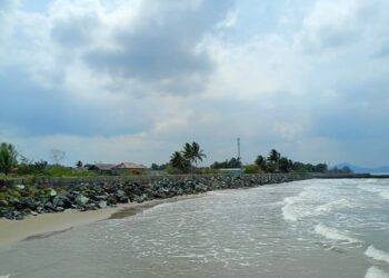 Antisipasi Gelombang Pasang, Bupati Tanah Bumbu, Andi Rudi Latif Bangun Siring Laut di Pagatan.
