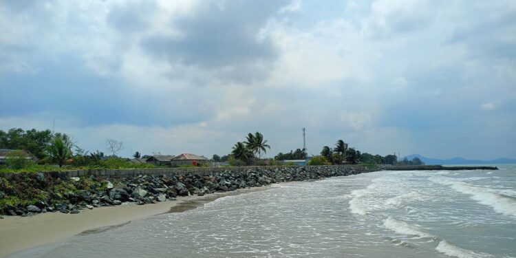Antisipasi Gelombang Pasang, Bupati Tanah Bumbu, Andi Rudi Latif Bangun Siring Laut di Pagatan.