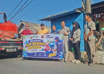 Kemarau Melanda, PT Pelsart dan PWI Kotabaru Gerak Cepat Salurkan Air Bersih ke Warga