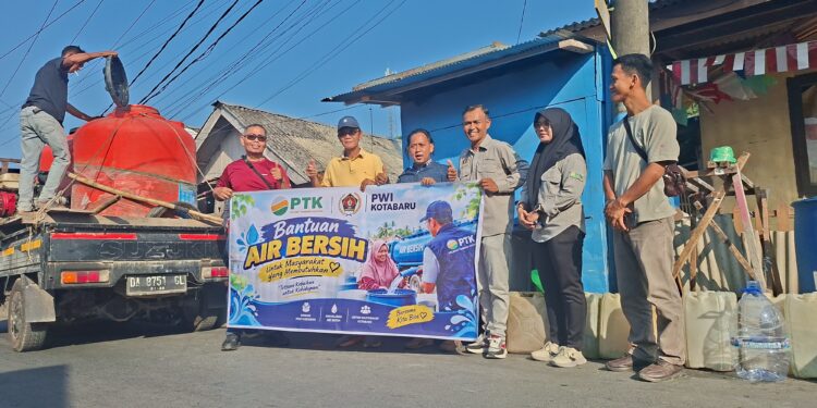 Kemarau Melanda, PT Pelsart dan PWI Kotabaru Gerak Cepat Salurkan Air Bersih ke Warga