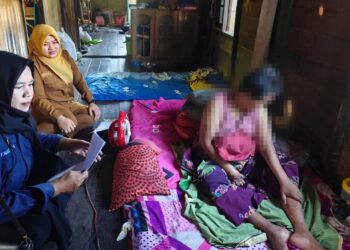 Pembakal Tambak Baru Ulu Marpuah S.Agr Sambangi Warga Sakit dan Lansia