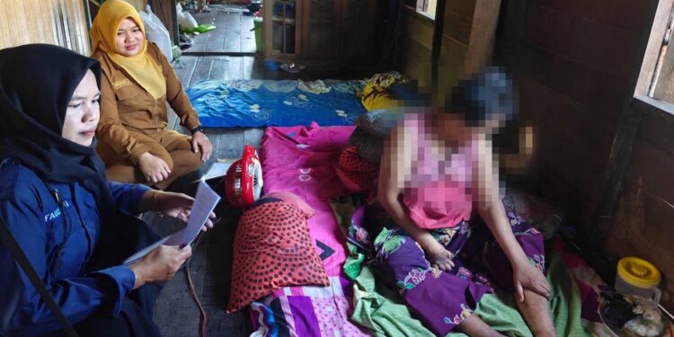 Pembakal Tambak Baru Ulu Marpuah S.Agr Sambangi Warga Sakit dan Lansia