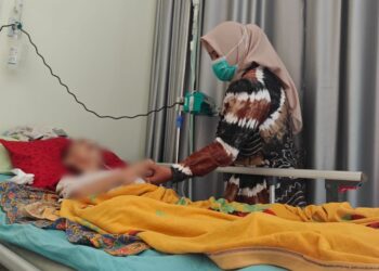 Pembakal Tambak Baru Ulu Jenguk Warga yang Dirawat karena Kanker di RSUD Ratu Zalecha