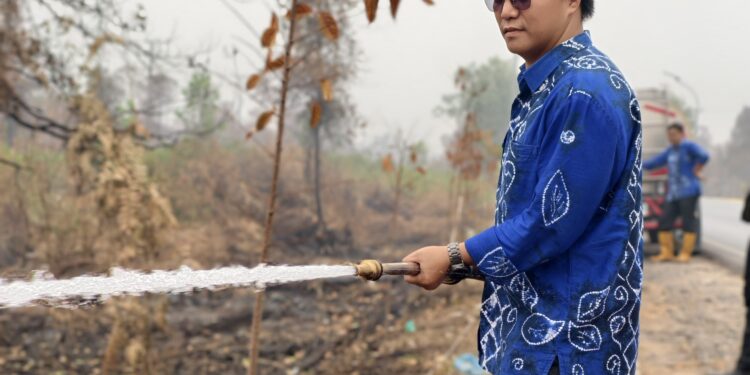 Pipa Distribusi Terancam Karhutla, Pejabat dan Karyawan PTAM Intan Banjar Bergiliran Jaga Posko