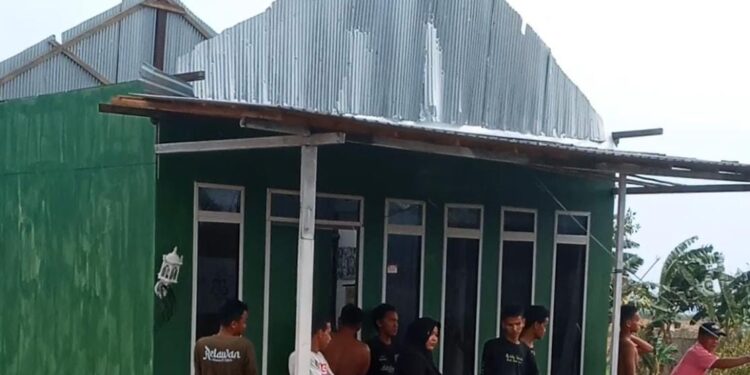 Angin Kencang Terjang Tambak Baru Ulu, Dua Rumah Warga RT 5 Terdampak
