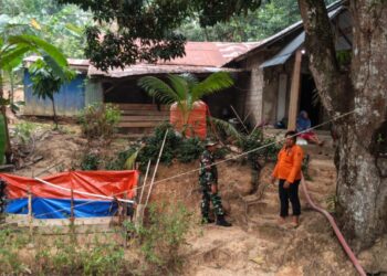 Hadapi Kebutuhan Air Bersih, BPBD dan Satpol PP Balangan Salurkan Bantuan ke Desa Sumber Agung