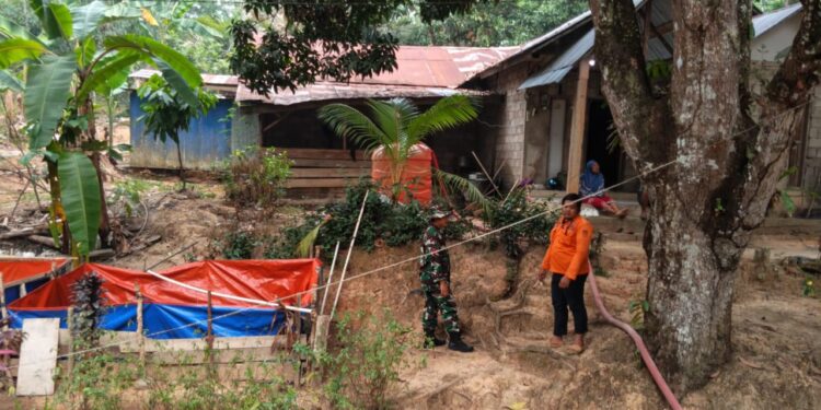 Hadapi Kebutuhan Air Bersih, BPBD dan Satpol PP Balangan Salurkan Bantuan ke Desa Sumber Agung