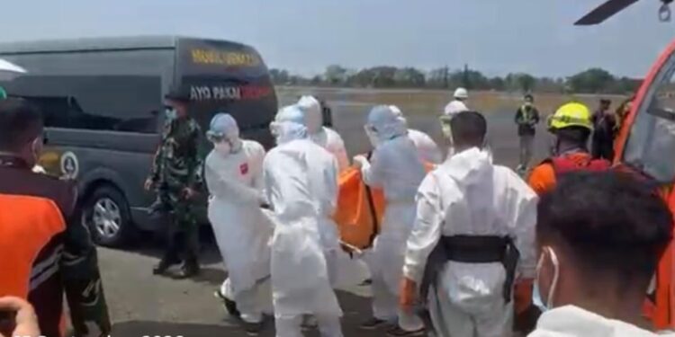 Tim SAR Gabungan Evakuasi Empat Jenazah KM Virgo Transport 8 Lewat Jalur Udara