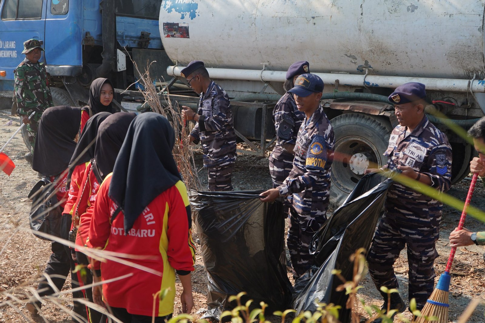 Lanal Kotabaru Gelar Bakti Sosial, Semarak HUT ke-81 TNI AL Diisi Aksi Nyata untuk Masyarakat