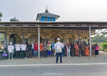 Gotong Royong Bersihkan Lingkungan, DPRKPLH Banjar Ajak Warga Jaga Sungai Batang Tetap Asri