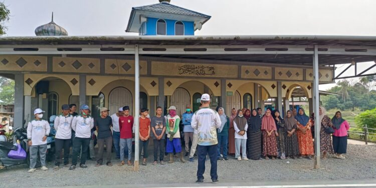 Gotong Royong Bersihkan Lingkungan, DPRKPLH Banjar Ajak Warga Jaga Sungai Batang Tetap Asri