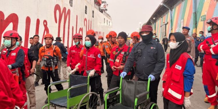 Korps Sukarela (KSR) PMI ULM Bantu Tim SAR Gabungan Insiden KMP Virgo Transport 8