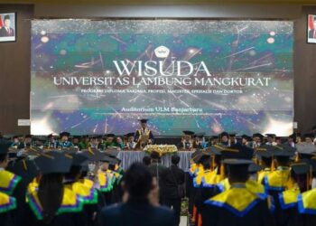 ULM Kukuhkan 1290 Wisudawan di Wisuda ke-132