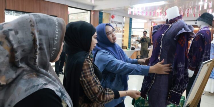 Pimpin Rapat Evaluasi, Ketua Dekranasda Tanah Bumbu Irmayani Rudi Latif, Tekankan Kolaborasi dan Inovasi Berkelanjutan