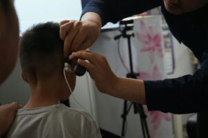 Dua Anak Gangguan Pendengaran Berat Jalani Aktivasi Implan Koklea di RSUD Ratu Zalecha