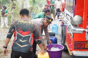 Polres Balangan Salurkan Air Bersih ke Desa Guha, Bantu Warga Penuhi Kebutuhan Sehari-hari