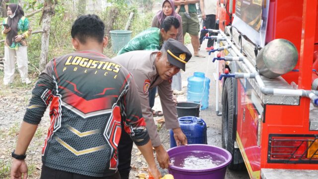 Polres Balangan Salurkan Air Bersih ke Desa Guha, Bantu Warga Penuhi Kebutuhan Sehari-hari
