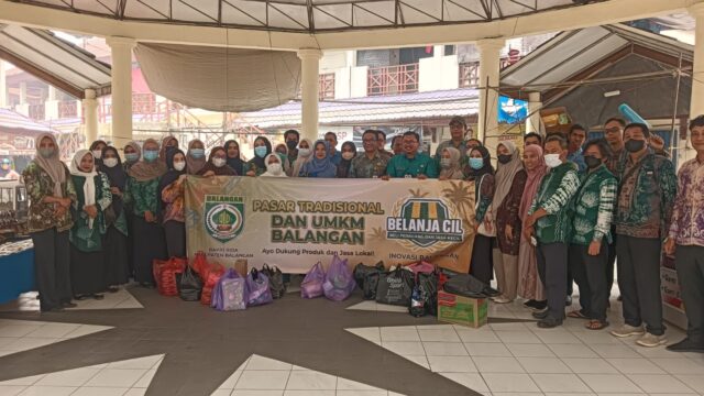 ASN Bapperida Balangan Serbu Pasar Paringin, Belanja Ratusan Ribu Rupiah Bantu Pedagang Lokal Bangkit
