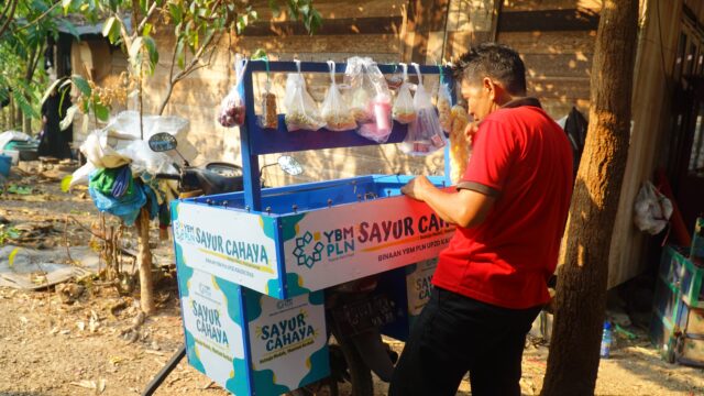 Bukan Cuma Listrik, PLN Berikan ‘Cahaya’ Untuk Pedagang Sayur Keliling