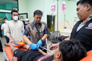Enam Petugas Karhutla Sesak Napas hingga Pingsan, Bupati Banjar Jenguk Korban di RSUD Ratu Zalecha