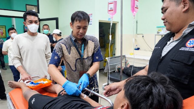 Enam Petugas Karhutla Sesak Napas hingga Pingsan, Bupati Banjar Jenguk Korban di RSUD Ratu Zalecha