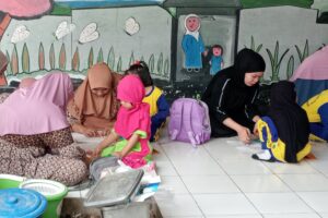 Kolase Bersama Orang Tua, TK Negeri Pembina Juai Dorong Kreativitas dan Pererat Ikatan Anak-Keluarga