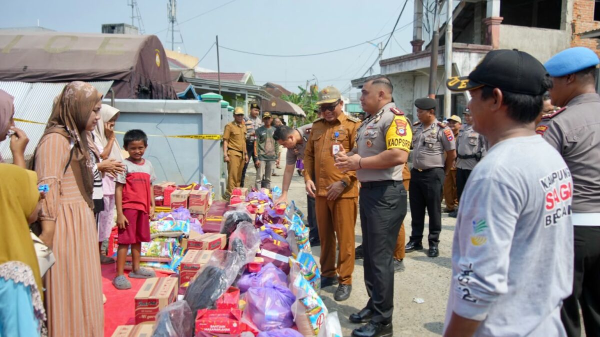 Aksi Cepat dan Humanis, Kapolres Tanbu Turun Langsung Bantu Warga Korban Kebakaran di Simpang Empat