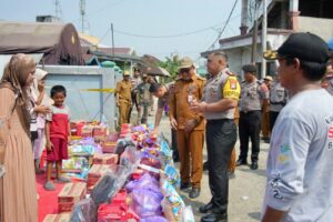 Aksi Cepat dan Humanis, Kapolres Tanbu Turun Langsung Bantu Warga Korban Kebakaran di Simpang Empat