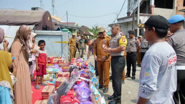 Aksi Cepat dan Humanis, Kapolres Tanbu Turun Langsung Bantu Warga Korban Kebakaran di Simpang Empat