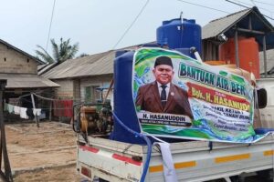 Atasi Dampak Kemarau Panjang, DPRD Tanah Bumbu dan Fraksi PKB Salurkan Bantuan Air Bersih ke Kusan Hilir