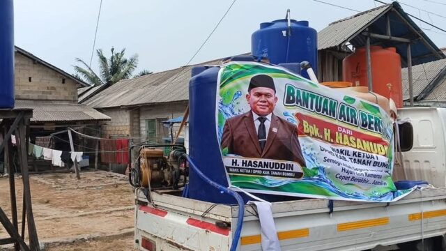Atasi Dampak Kemarau Panjang, DPRD Tanah Bumbu dan Fraksi PKB Salurkan Bantuan Air Bersih ke Kusan Hilir