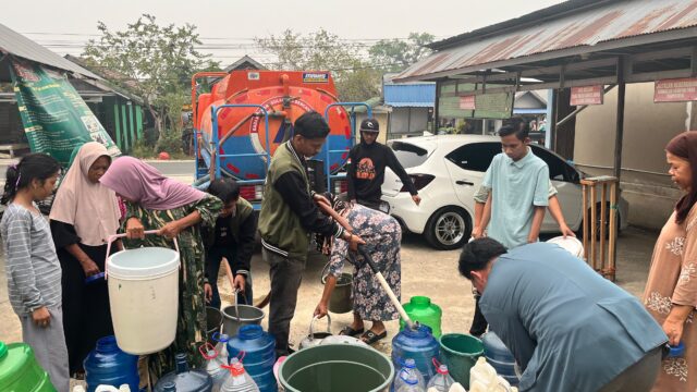 Krisis Air Bersih di Kabupaten Banjar, PW IPNU Kalsel dan BPBD Salurkan 15.000 Liter untuk Warga