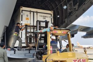 Urai Lapisan Inversi, OMC Tebar Dry Ice di Langit Palangka Raya