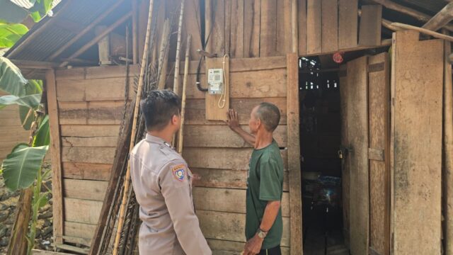 Diam-Diam Bantu Warga, Kapolsek Mantewe Iptu Kusnin Pasang Instalasi Listrik dan Salurkan Sembako