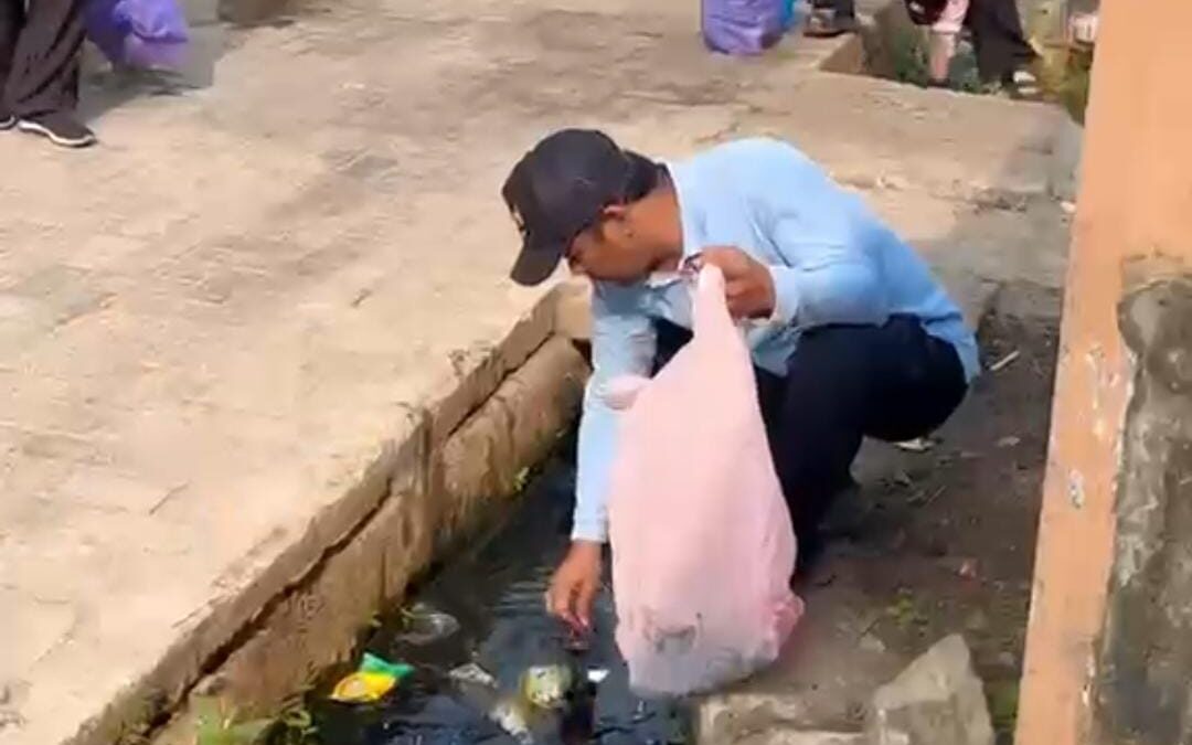 Konsisten Gelar Jumat Bersih, Kades Bersujud Ingin Wujudkan Desa Bersih dan Ajak Warga Sedekahkan Sampah untuk Bantu Sesama