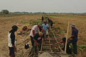 Jembatan Tani Roboh Diterjang Banjir, Warga Tambak Baru Ulu Gotong Royong Lakukan Perbaikan