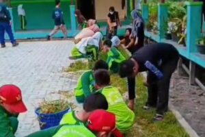 Jumat Bersih di SDN Sungai Batang 2, Pemdes Sulap Gotong Royong Jadi Gerakan Peduli Lingkungan