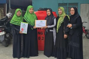 Muslimat NU Simpang Empat Salurkan Donasi Rp4,57 Juta dan Tandon Air untuk Korban Kebakaran di Gang Andalas Kampung Baru